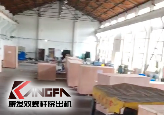 機械設備“走出去”，康發(fā)雙螺桿擠出機整套出口設備已裝柜發(fā)貨！不僅意味著在全球產(chǎn)業(yè)鏈和全球價值鏈具有了更多中國制造品牌產(chǎn)品，還將帶動更多中國技術和相關服務維修環(huán)節(jié)的出口。推進擠出設備市場進一步擴大發(fā)展。