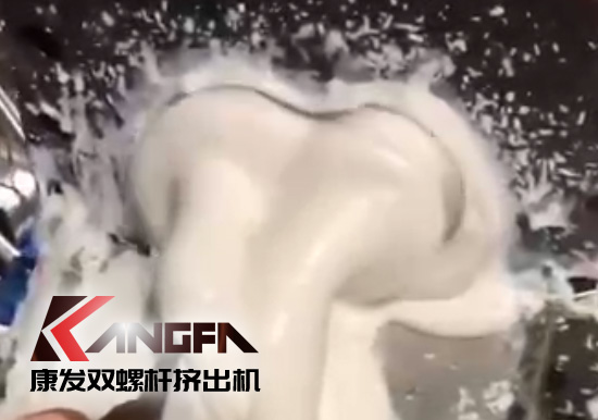 康發(fā)雙螺桿擠出設(shè)備以其過(guò)硬的產(chǎn)品技術(shù)、卓越的產(chǎn)品質(zhì)量贏得了越來(lái)越多的忠實(shí)用戶，并在競(jìng)爭(zhēng)日趨激烈的市場(chǎng)獲得優(yōu)勢(shì)！
