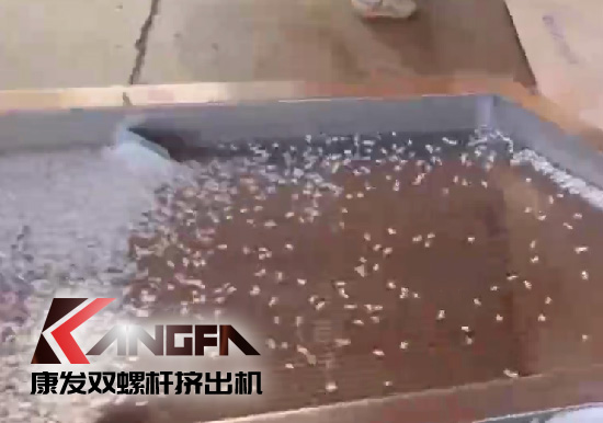 雙螺桿造粒機制造！追求品質(zhì)，精益求精！康發(fā)雙螺桿帶料試機